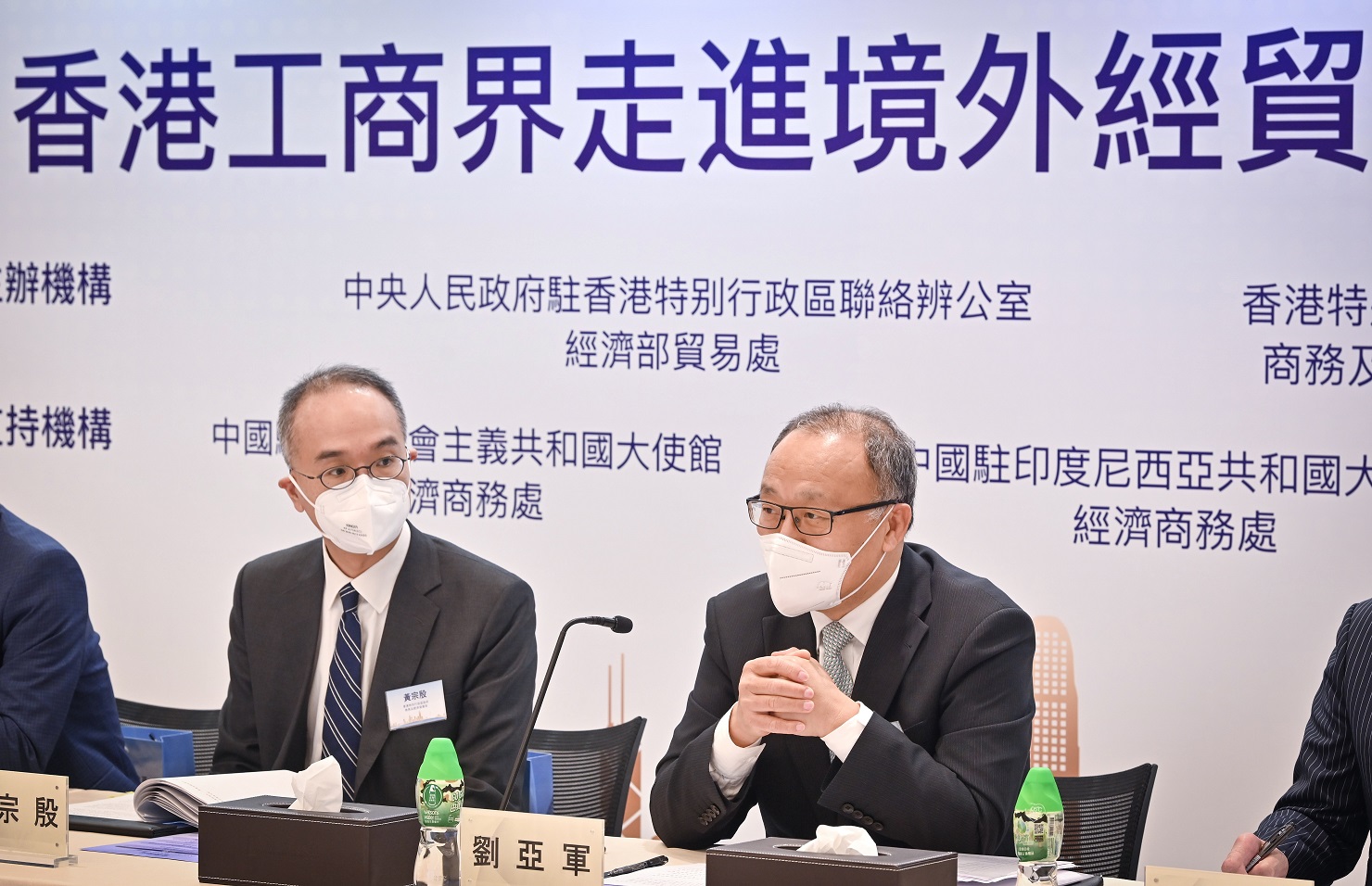 商务及经济发展局与中央人民政府驻香港特别行政区联络办公室(中联办)经济部贸易处于二零二二年十一月三十日合办「携手共建『一带一路』,合作共享发展机遇──香港工商界走进境外经贸合作区交流会」,吸引逾350名企业及各界人士登记参与。图示中联办经济部副部长兼贸易处负责人刘亚军(右)出席发言,旁为署理「一带一路」专员黄宗殷(左)。
